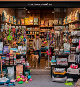 Fachada de la tienda física Zona K9, especialista en productos para perros y mascotas, con gran variedad de alimentos, accesorios y juguetes visibles.